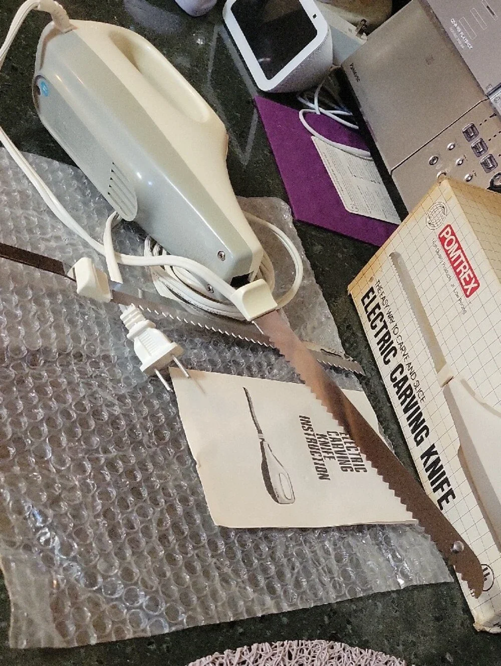Vtg.PomtRex Electric Carving Knife - White .